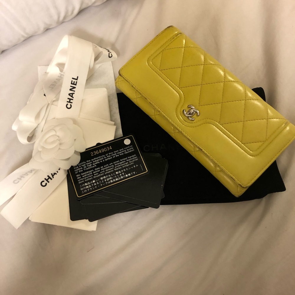 Authentic Chanel 19 Clutch wallet purse lemonade yellow color - Picture 6 of 16